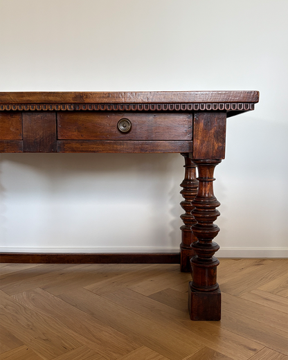 18th century walnut side table – Italy